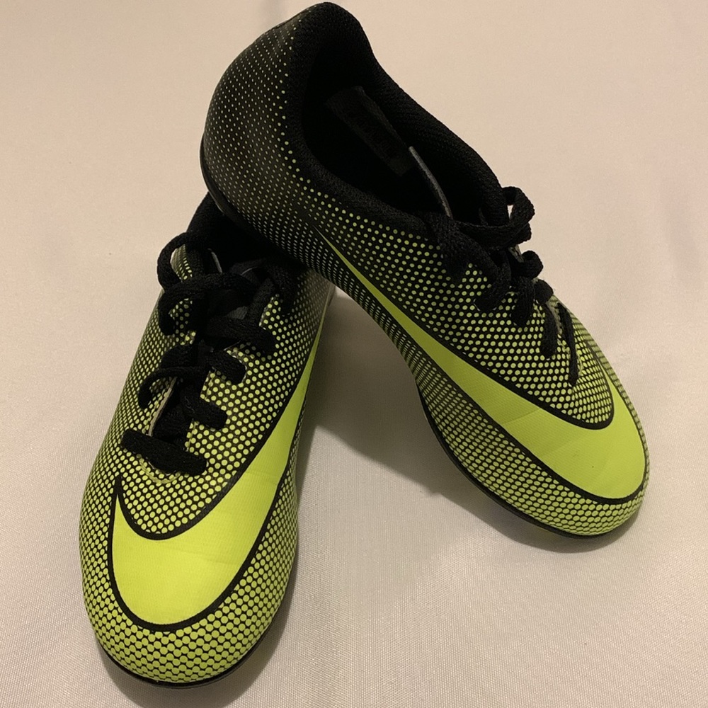 NIKE Bravata Lime Green & Black Cleats Size 12C EUC